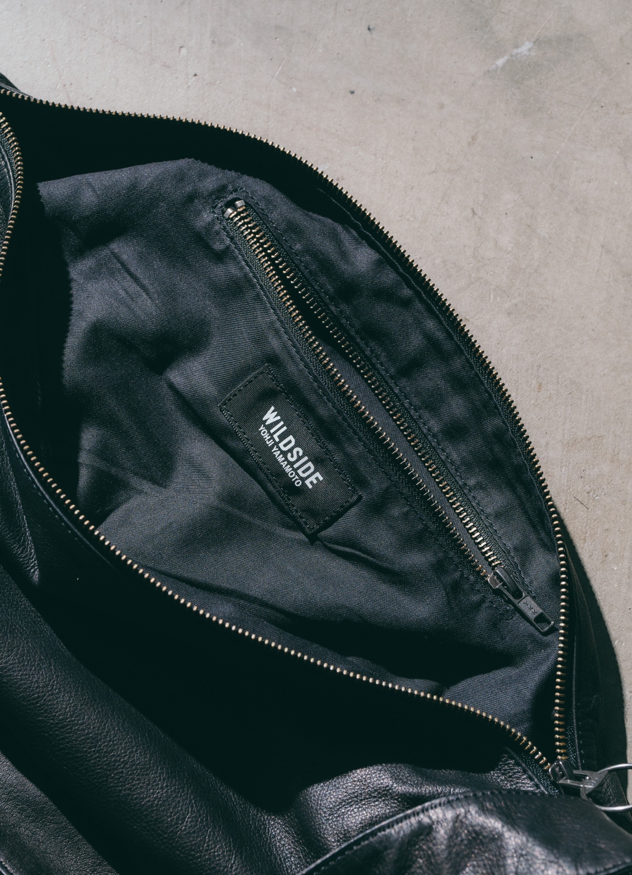 【3/11 12:00 restock】Cow Leather Body Bag_3