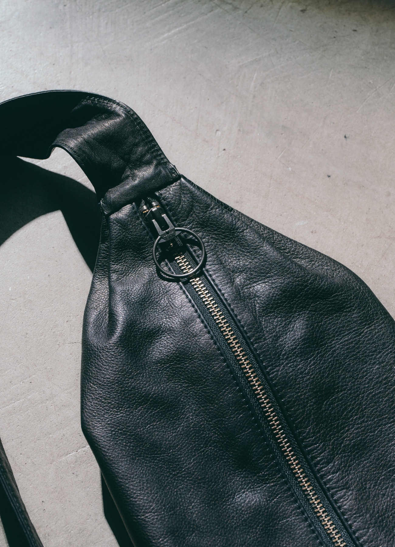 【3/11 12:00 restock】Cow Leather Body Bag_4